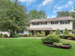 6 Collingwood Dr, Huntington Station, NY 11746