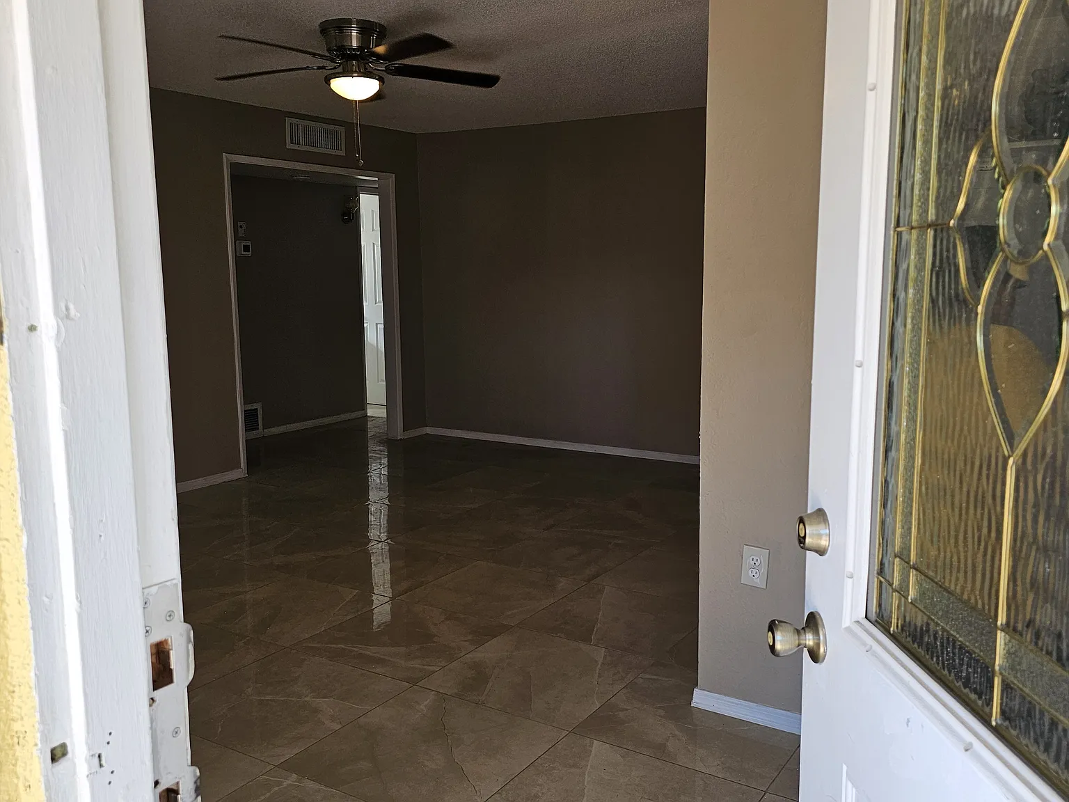 6 bed, 1980 sqft, $2,900 — Photo 3