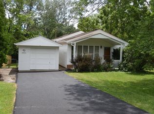 235 Bayshore Dr, Lake Bluff, IL 60044