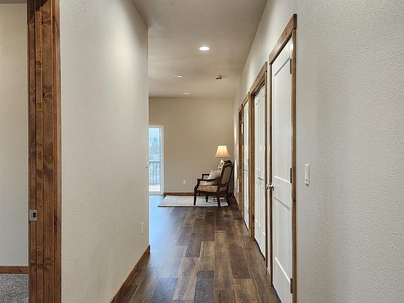 4th image of 401 Highline Ln