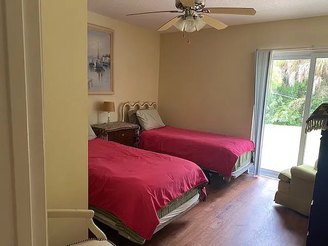 second bedroom with 2 twin beds