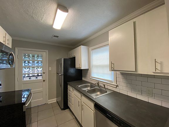 5th image of 1058 S Prescott St