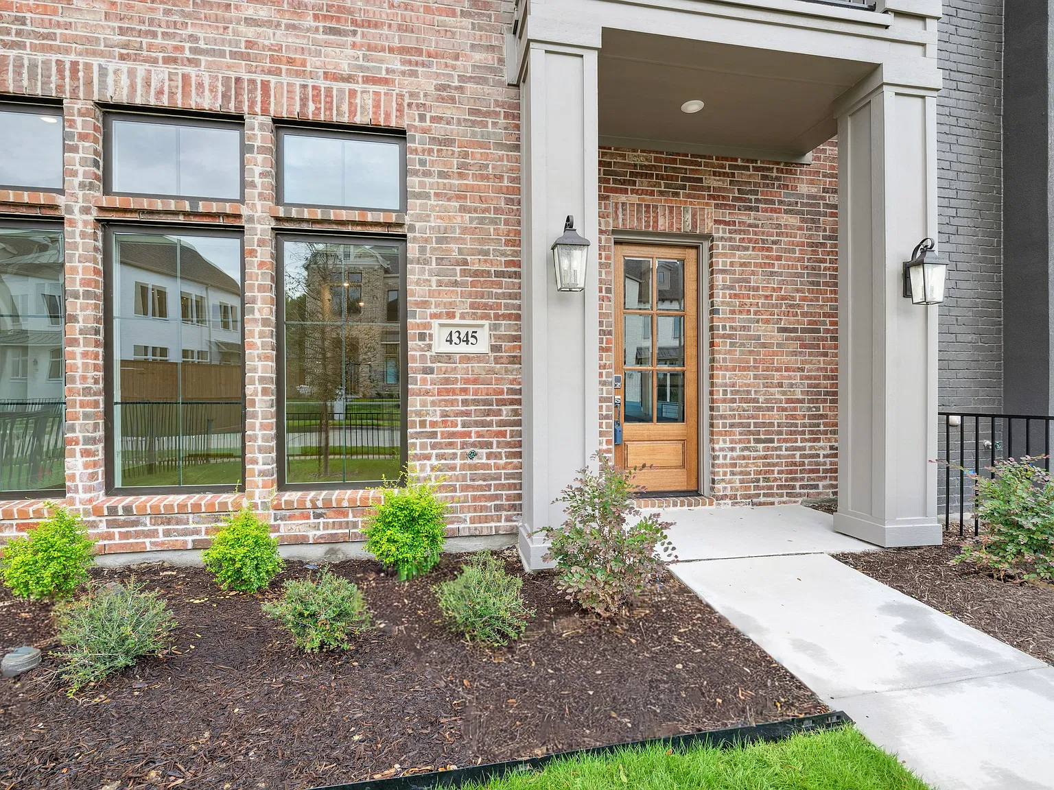 3 bed, 2460 sqft, $4,100 — Photo 3