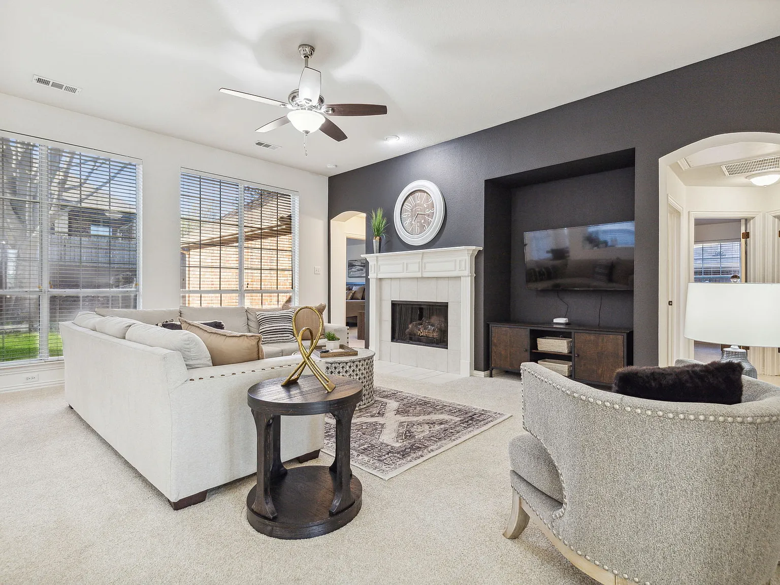 4 bed, 2324 sqft, $8,100 — Photo 3