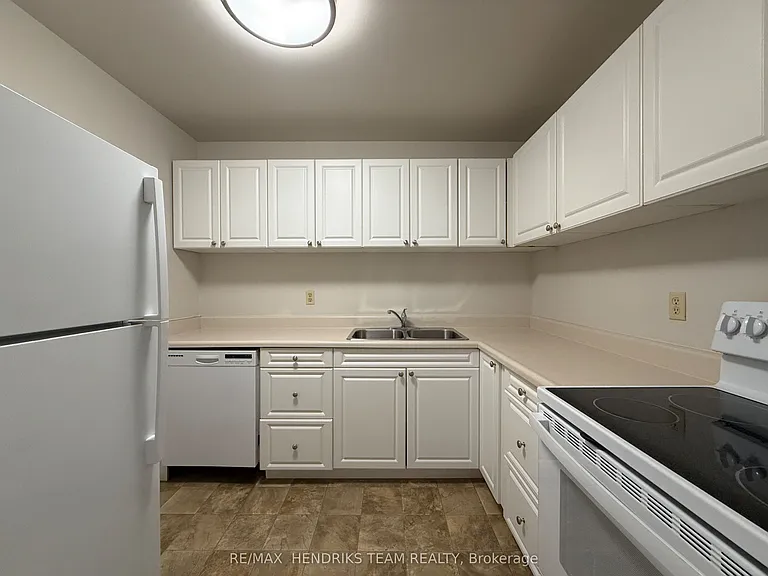 39 Leaside Dr #409 — Photo 2