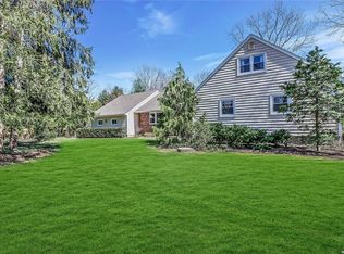 36 Foxhurst Rd, Dix Hills, NY 11746