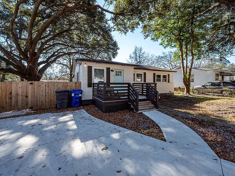 1511 Larry St — Photo 1