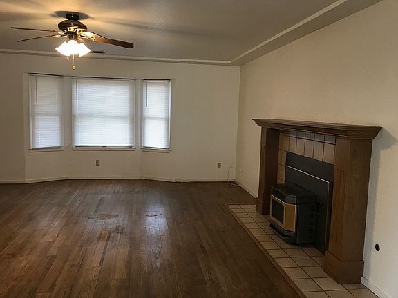 3rd image of 2845 Laverne Ave