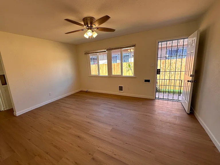2844 Fairmount Ave — Photo 5