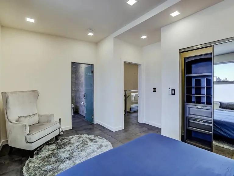 2335 Market St — Photo 11