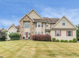 9 Southdown Dr, Lafayette, NJ 07848