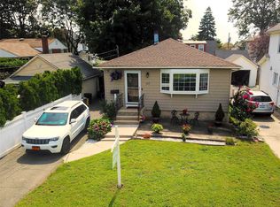 117 5th St, Hicksville, NY 11801