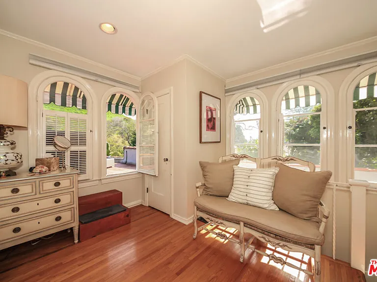 1367 N Beverly Dr — Photo 31