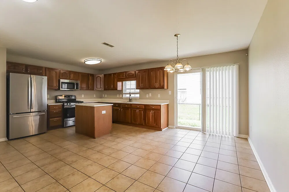 3 bed, 2.0 bath, 1628 sqft, $2,145 — Photo 4