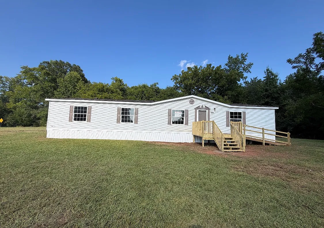 3 bed, 1960 sqft, $1,695 — Photo 1