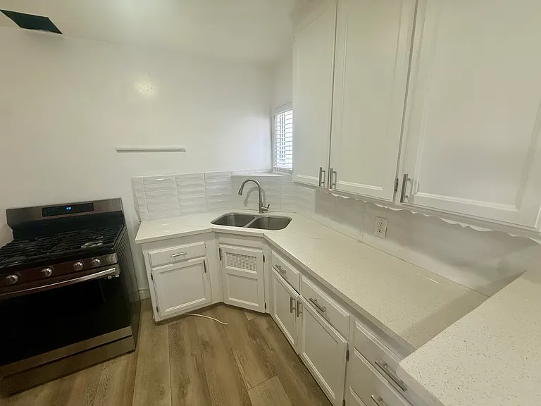 1152 Menlo Ave #1/2 — Photo 3