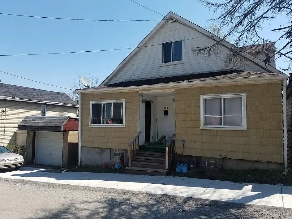 Building Photo - 704 McMasters Ave