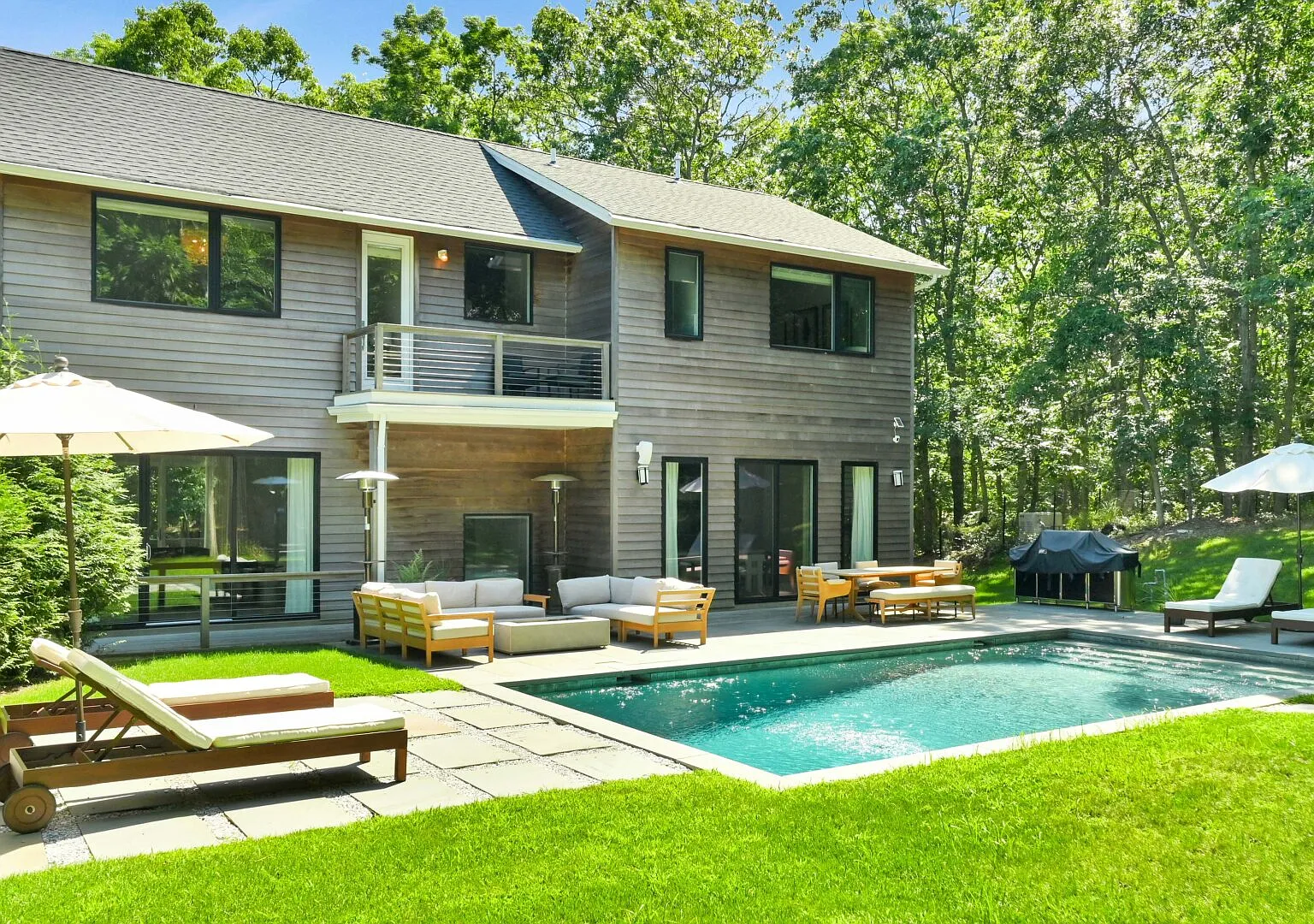 Designer Gut Renovated Farmhouse on over 1 Acre, private pool — Photo 1