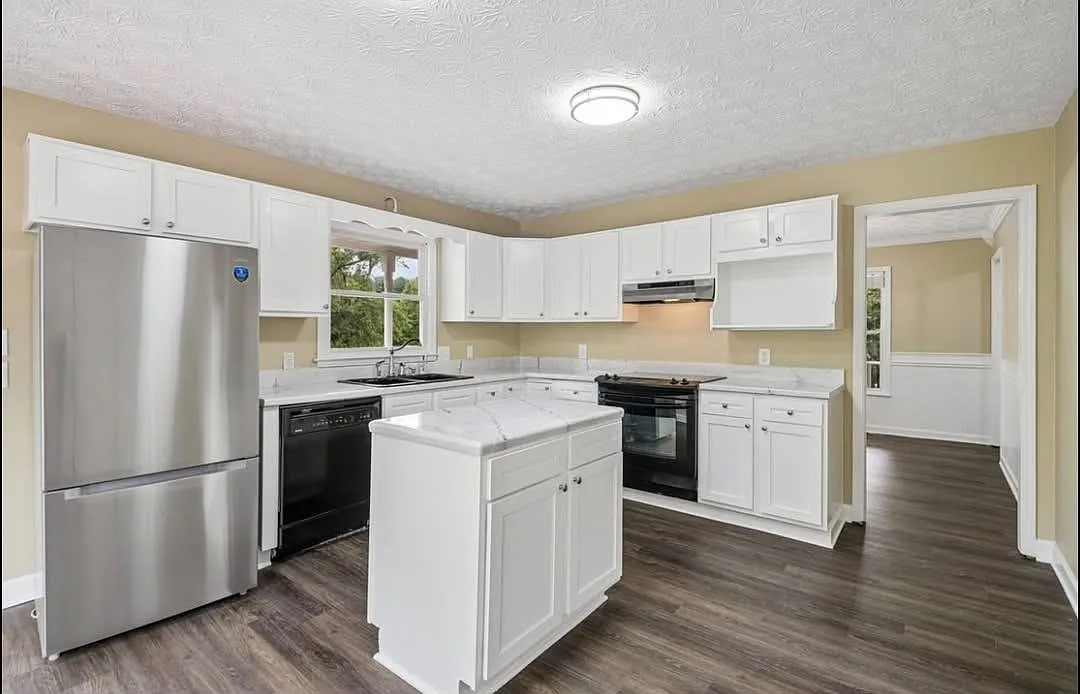 4 bed, 2.5 bath, 2404 sqft, $2,250 — Photo 2