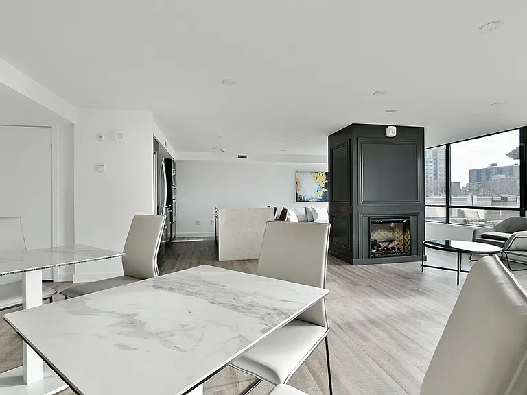 221 Lyon St N — Photo 14