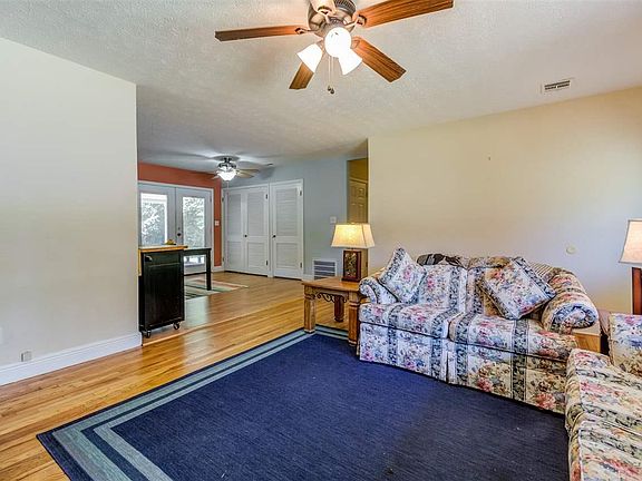 3rd image of 3775 Summer Dr