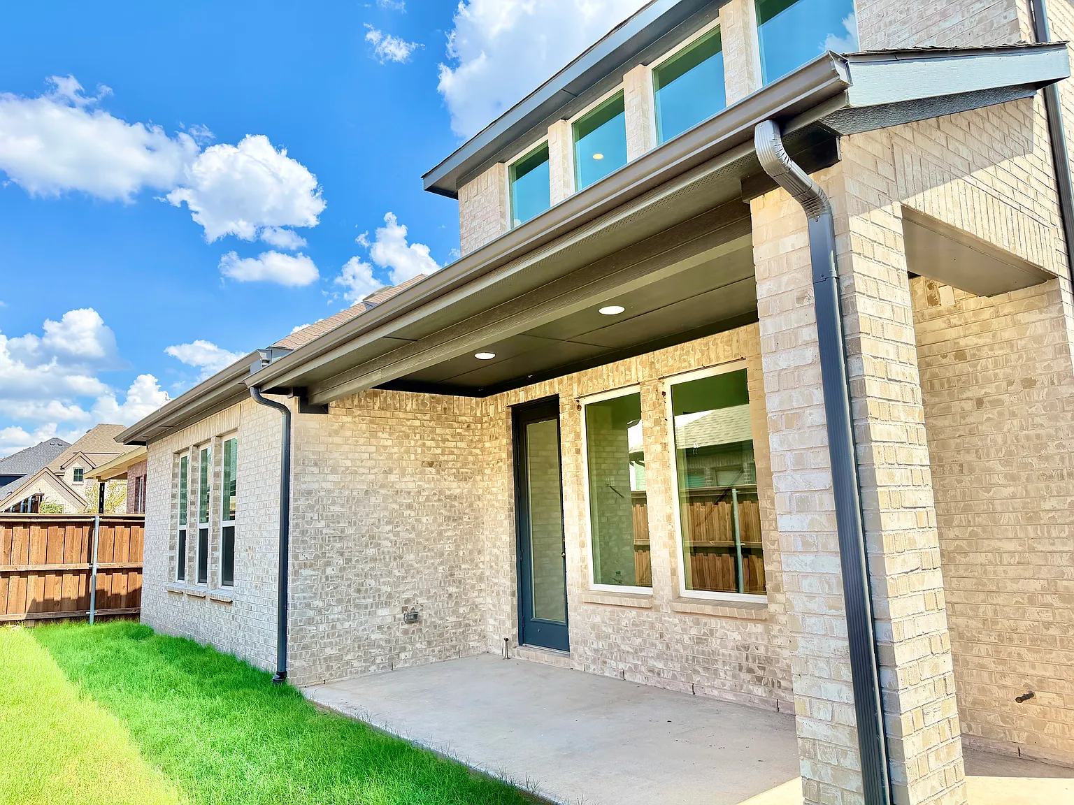 5 bed, 5.5 bath, 3356 sqft, $3,999 — Photo 2
