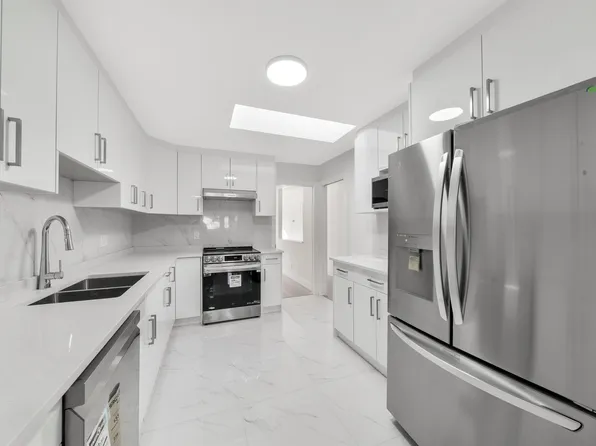 5811 Sprott St, Burnaby, BC V5G 1T8