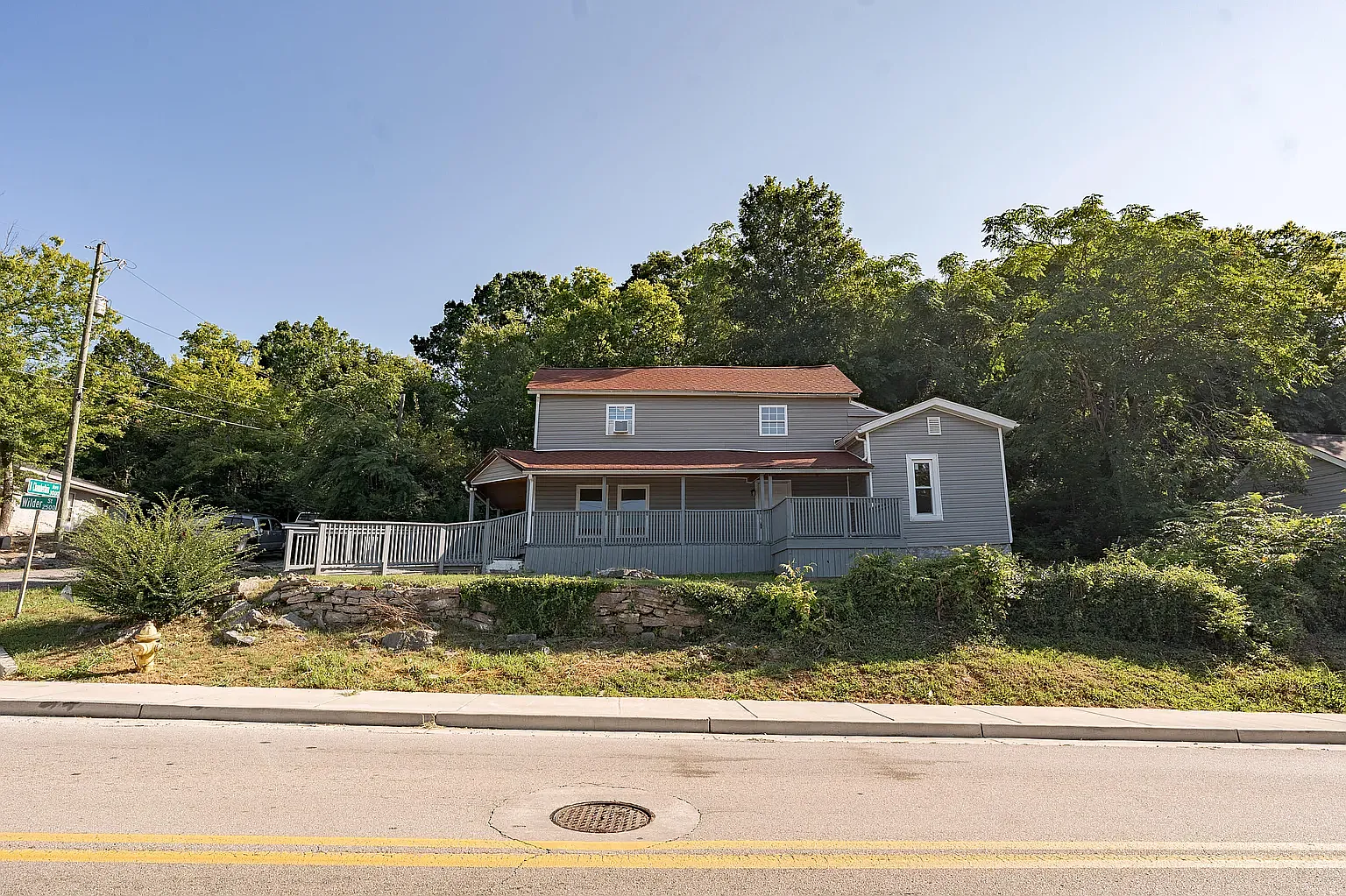 4 bed, 1492 sqft, $2,400 — Photo 1
