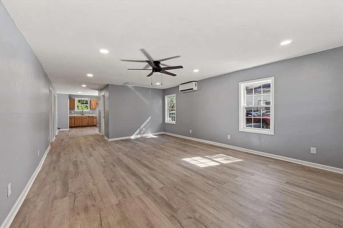 3 bed, 1200 sqft, $1,450 — Photo 2