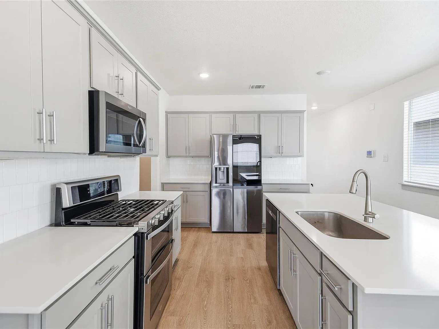 4 bed, 2.5 bath, 2158 sqft, $2,100 — Photo 4