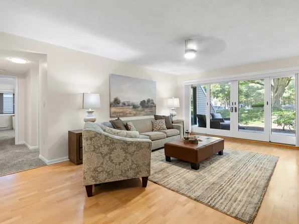1100 Salem St APT 75, Lynnfield, MA 01940