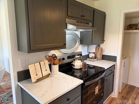 3rd image of 721 W 9th St