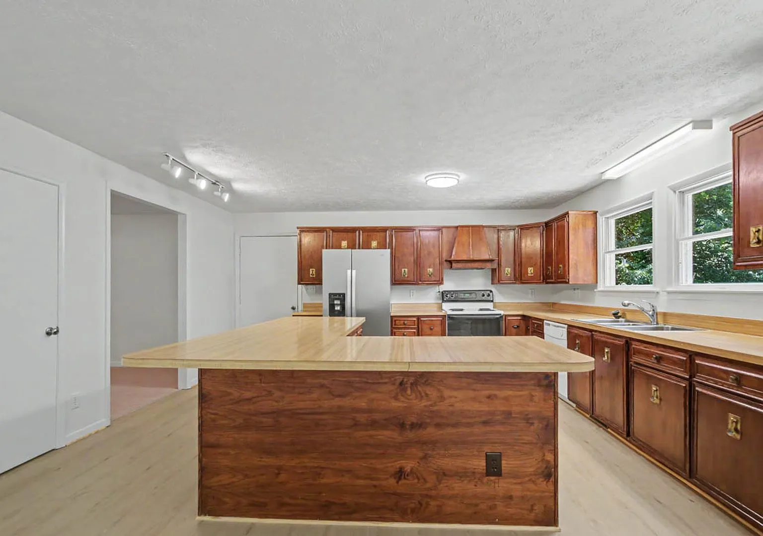 Refreshed 3BR/2BA Ranch on a Cul-de-Sac Williamsburg West — Photo 3