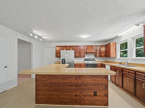 3rd image of 151 Country Club Dr