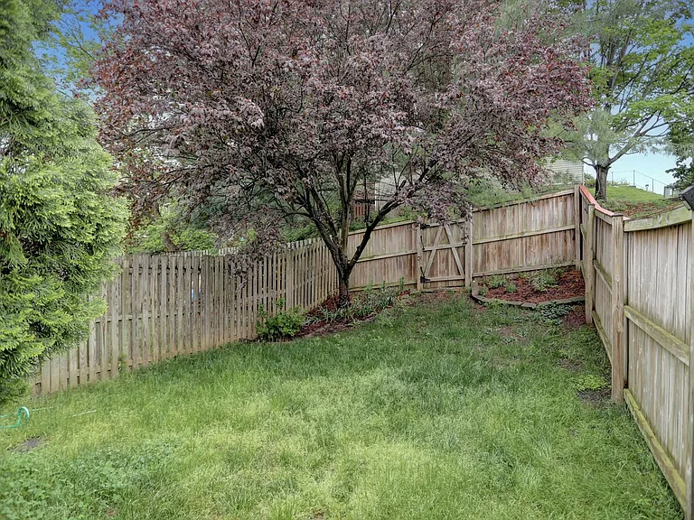 437 Ashton Ln — Photo 35