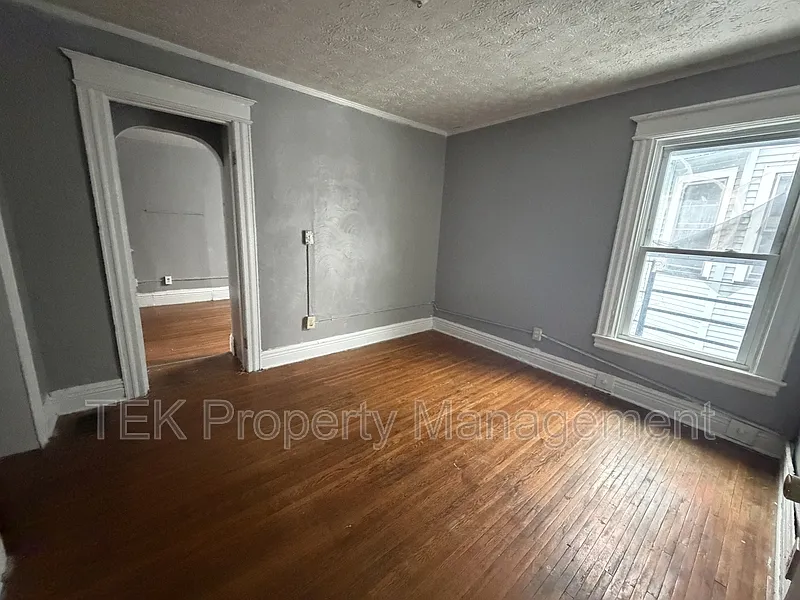 Building Photo - 195 Parsells Ave #UP
