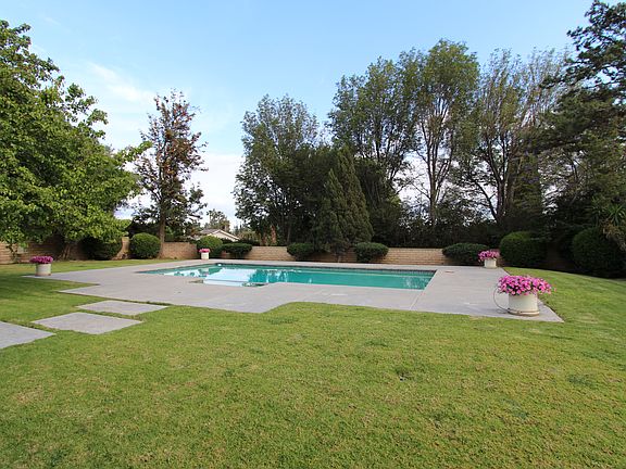 Sunny yard with pool & spa