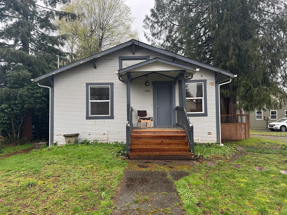 1211 Maple St