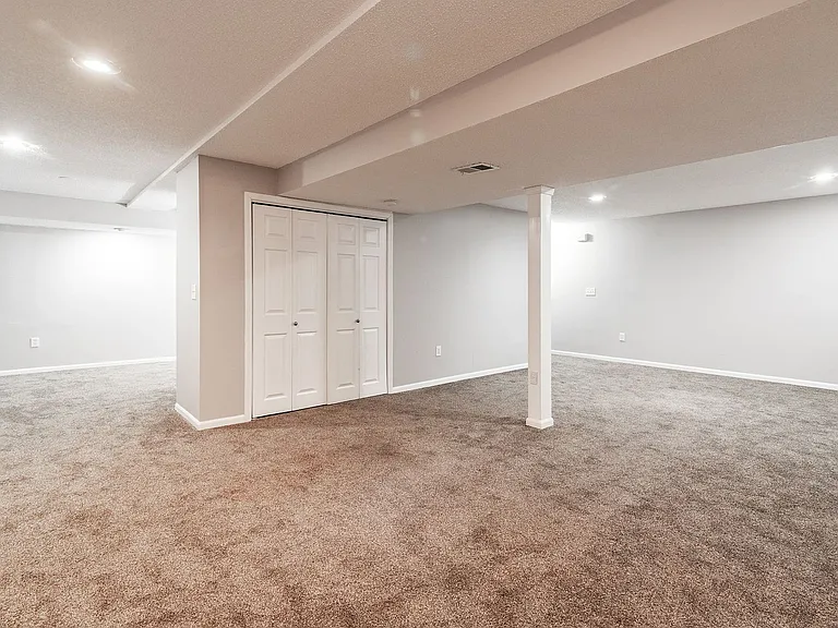 15704 Outlook St — Photo 37