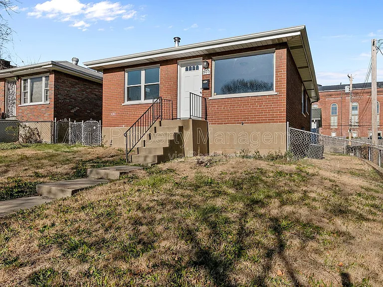 905 Russell Blvd — Photo 13