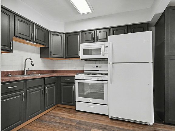 5th image of 733 Sylvan Ln