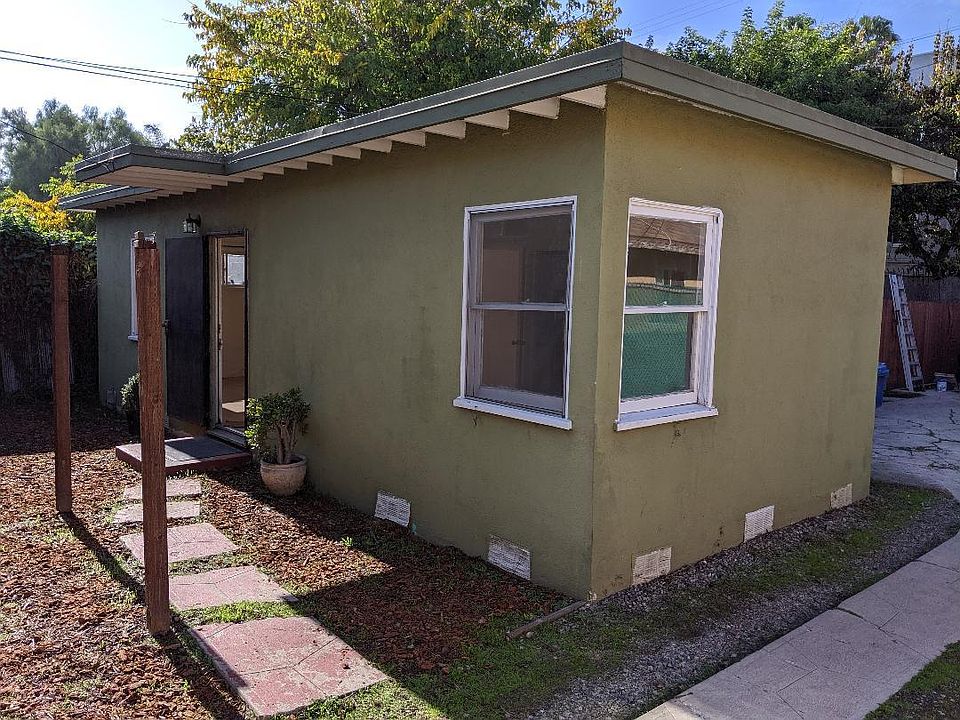 2215 Carmona This is a private house/back house in the back of the property.