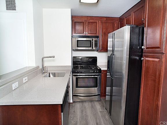 3rd image of 5500 Owensmouth Ave APT 309