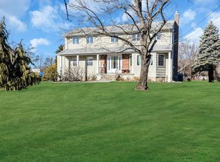 25 Angela Ln, Bay Shore, NY 11706