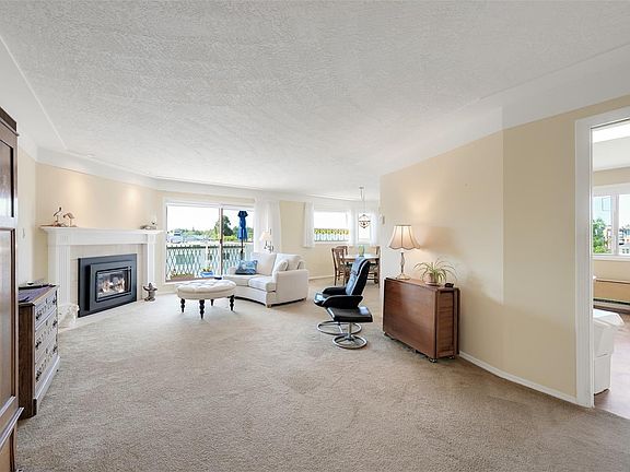 3rd image of 945 McClure St #404