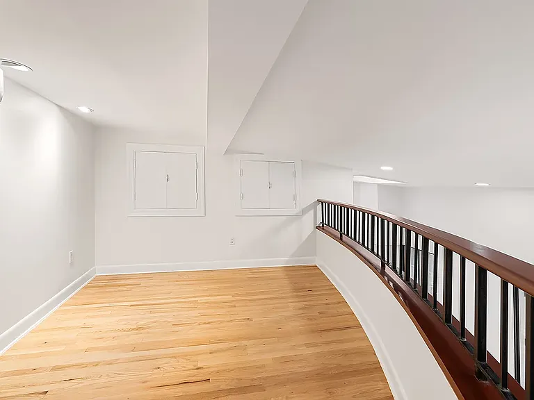 51 E 10th St #9 — Photo 5