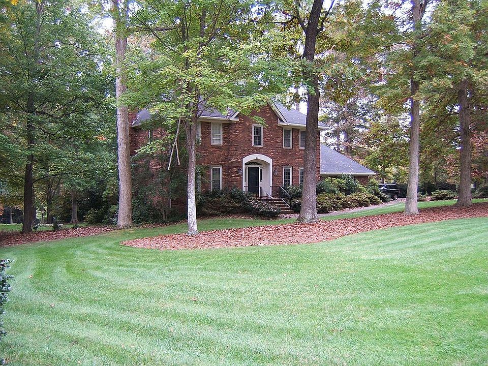House has use of approx 0.13 Ac addl Common grounds in large back yard
