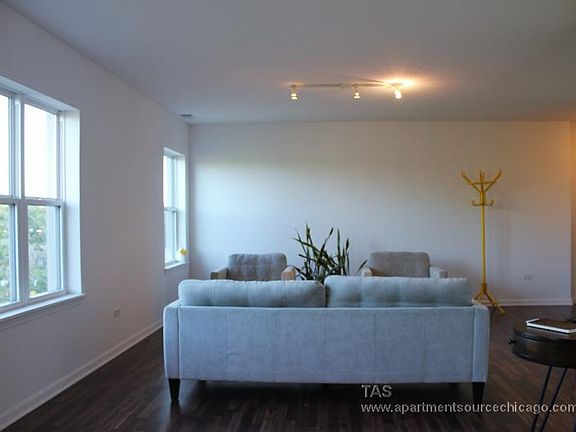 5th image of 1544 W Glenlake Ave APT 4E