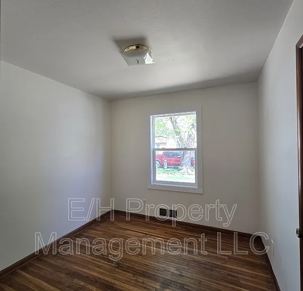 1121 E Luther St — Photo 15
