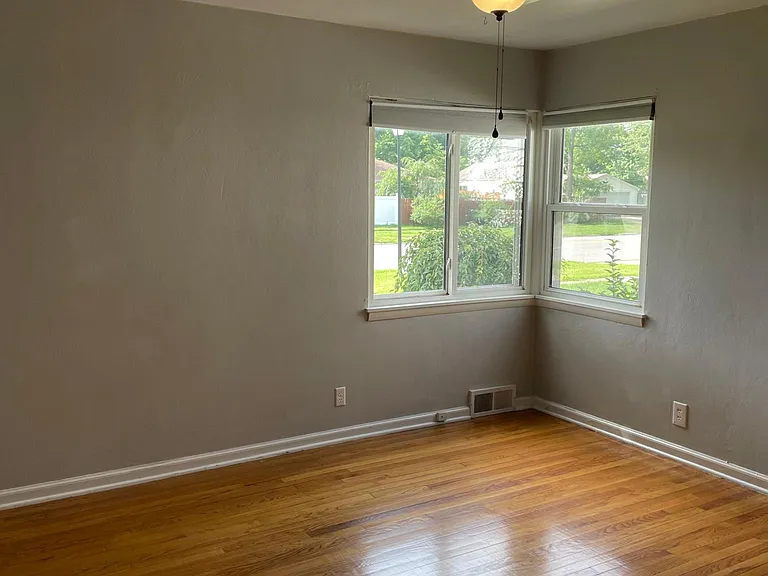 1519 Rockne Dr — Photo 14